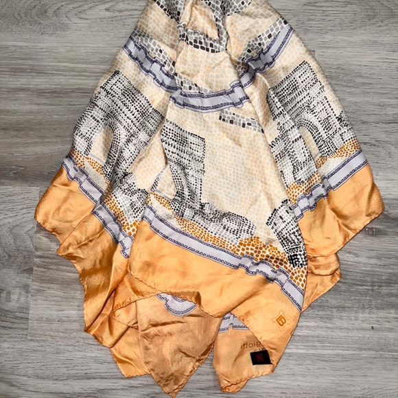 Yellow scarf 100% silk Italy Laura Biagiotti - Picture 3 of 4